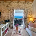 Artistsvillas-Red Rose *